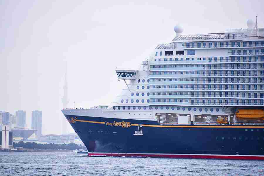 「日本に来た最大の旅客船」記録更新!! ついに東京入港「ディズニー最大のクルーズ船」 もう来ない可能性が濃厚!? | 乗りものニュース