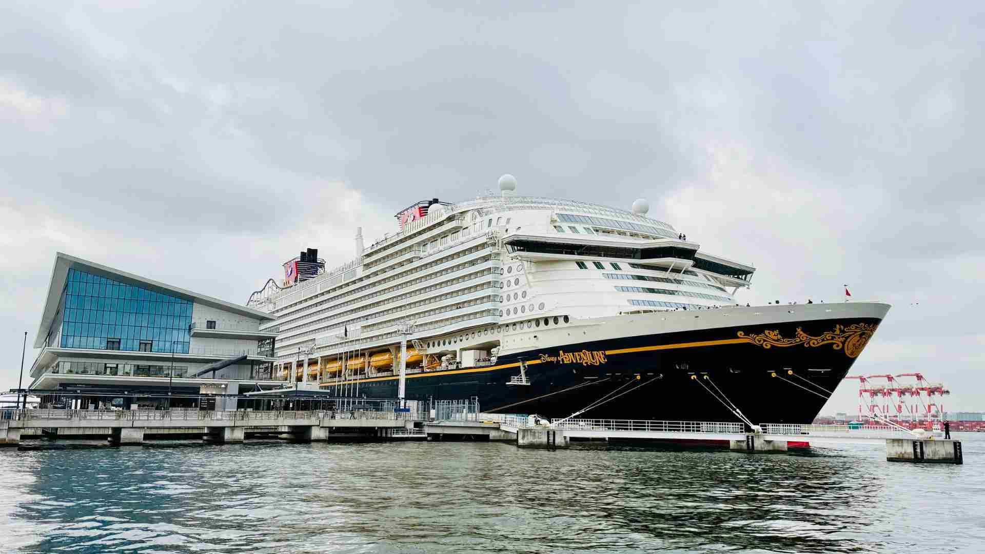 「日本に来た最大の旅客船」記録更新!! ついに東京入港「ディズニー最大のクルーズ船」 もう来ない可能性が濃厚!?
