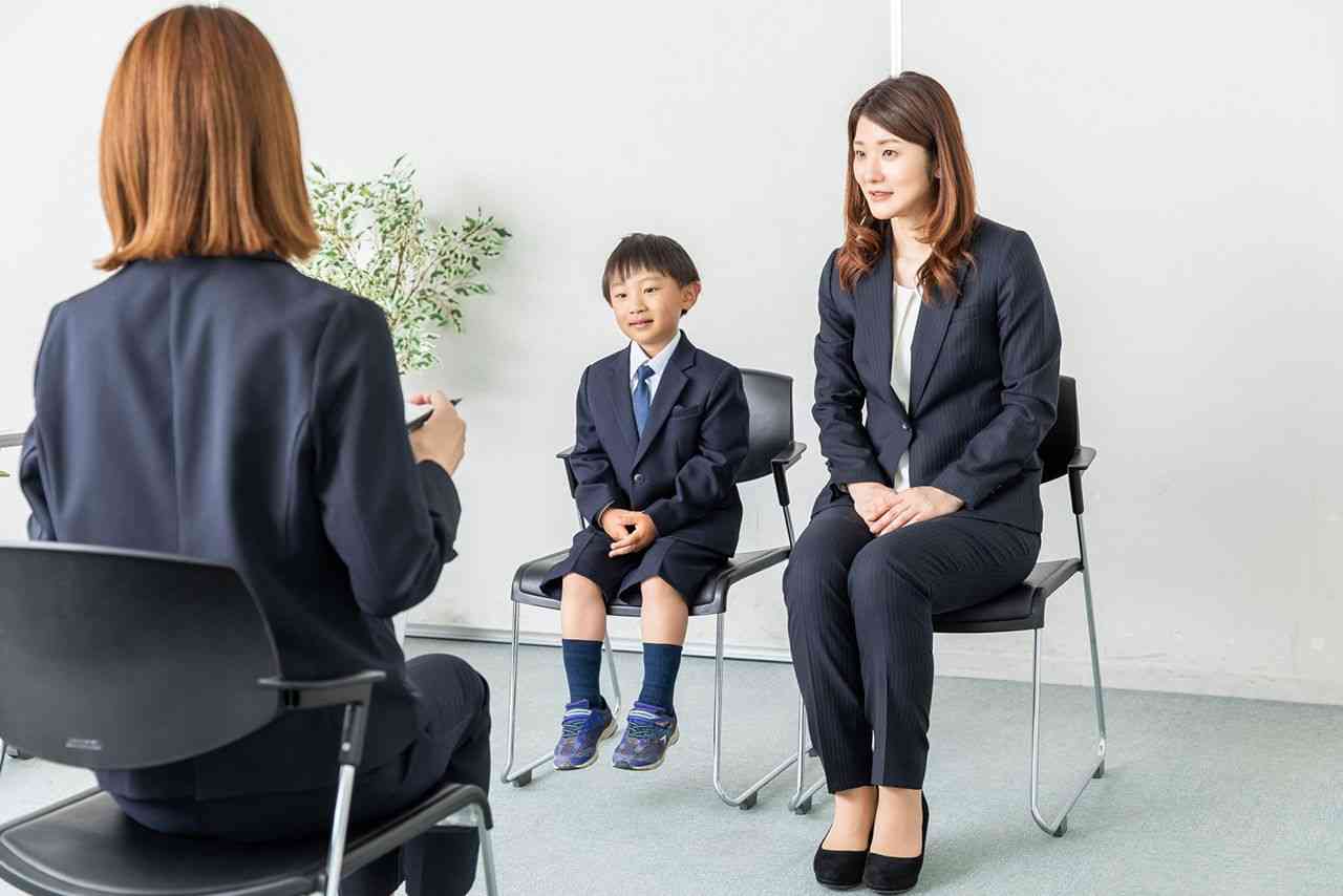 受験シーズン到来！「全身ブランドで訪問」「不合格に激高」モンペたちの仰天行動、プロが語る最新お受験“トンデモ事情” | 週刊女性PRIME