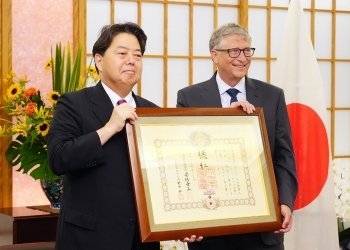 ビル・ゲイツ氏が来日、「旭日大綬章」勲章を林外務大臣から手渡される － Publickey