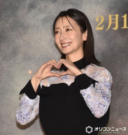 波瑠、高杉真宙と結婚発表後初の公の場 幸せオーラ振りまく