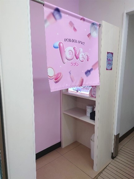 セブン‐イレブンが店内に化粧直しスペース　学生街で順次導入、ヘアアイロン有料貸し出しも