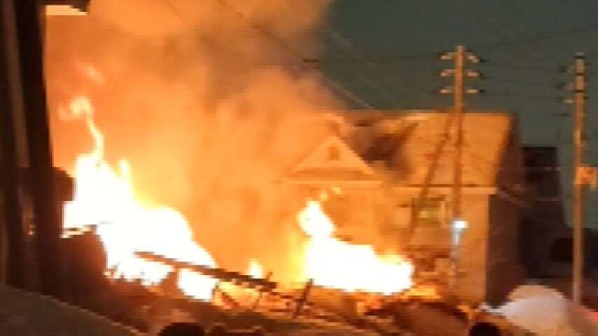 ガス爆発か「ドーン」という爆発音、札幌の住宅街で火災 窓ガラス割れ少なくとも20棟に影響「地震かと」（HTB北海道ニュース） - Yahoo!ニュース