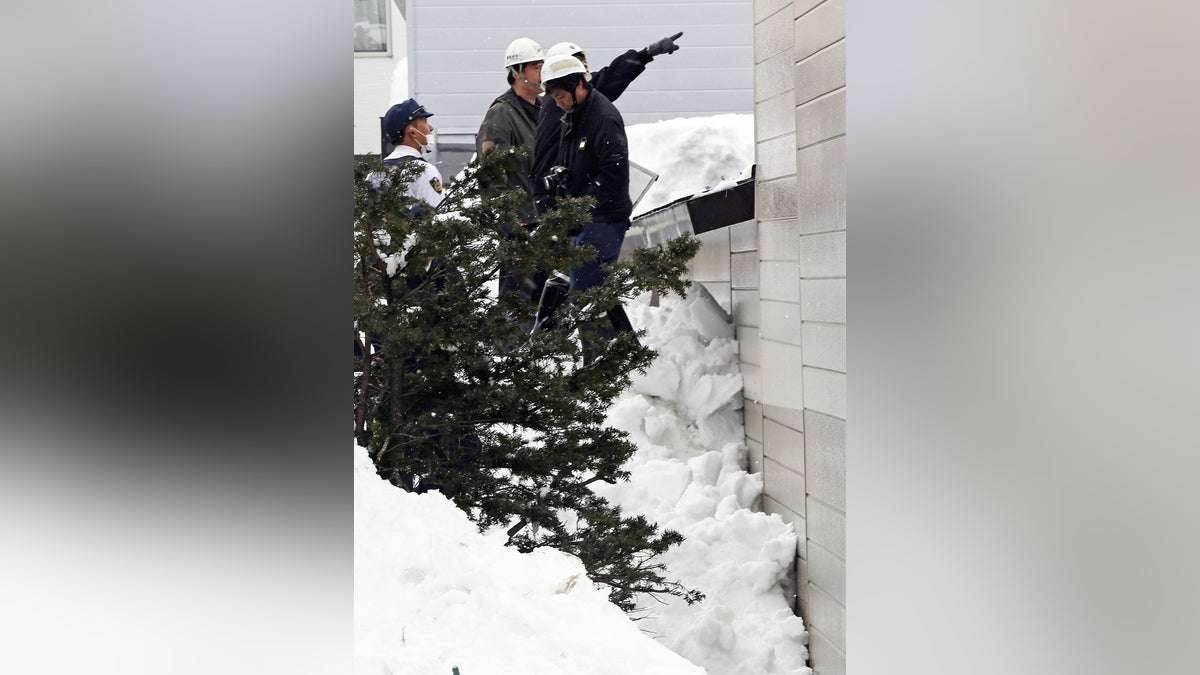 札幌市で「落雪があり３人が生き埋めになった」と通報、６９歳男性が死亡…倉庫の屋根で雪下ろし中に転落か : 読売新聞