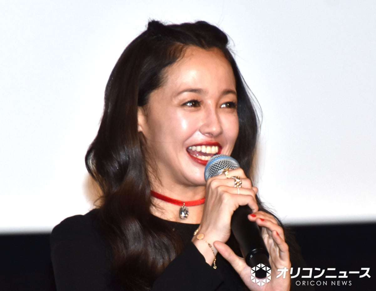沢尻エリカ、ミニ丈のワンピ「赤と黒でデビルをイメージしてみました」 背中もあらわに