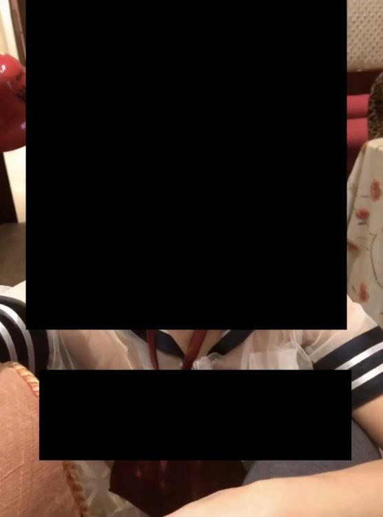 《スケスケのセーラー服を着て膝をつき…》「エプスタイン文書」から膨大な“少女の動画”発見、資料が示す“現場での行為内容”