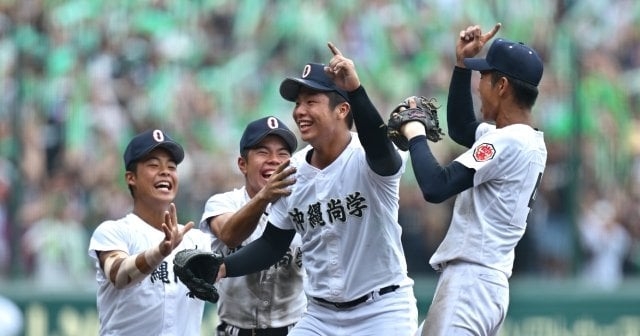 「いつでも監督をやめていい」「記者たちにモテる」沖縄尚学と日大三…2人の甲子園監督の“決定的な共通点”「食事中とかも、けっこうタメ口なんで」 - 高校野球 - Number Web - ナンバー