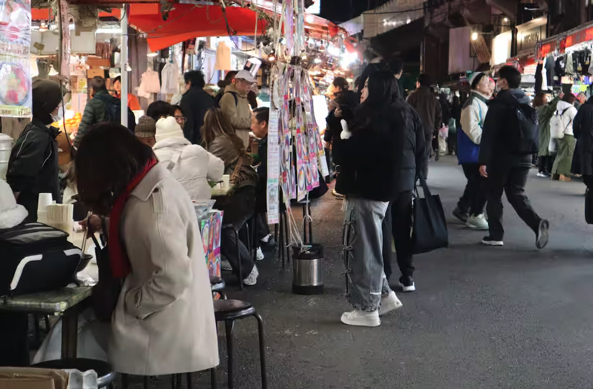 にぎわう東京・アメ横商店街　テーブル席出す路上営業が問題化　文化と安全面の狭間で模索