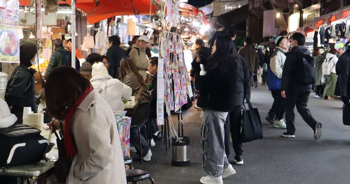 にぎわう東京・アメ横商店街　テーブル席出す路上営業が問題化　文化と安全面の狭間で模索　現着しました！ - 産経ニュース