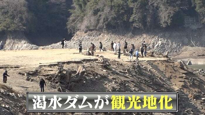 ダムの渇水で観光客増加　マナー違反続出！路上駐車に危険横断　危険な場所への侵入も「死にかけているぐらいの人もいる」県も注意喚起　神奈川