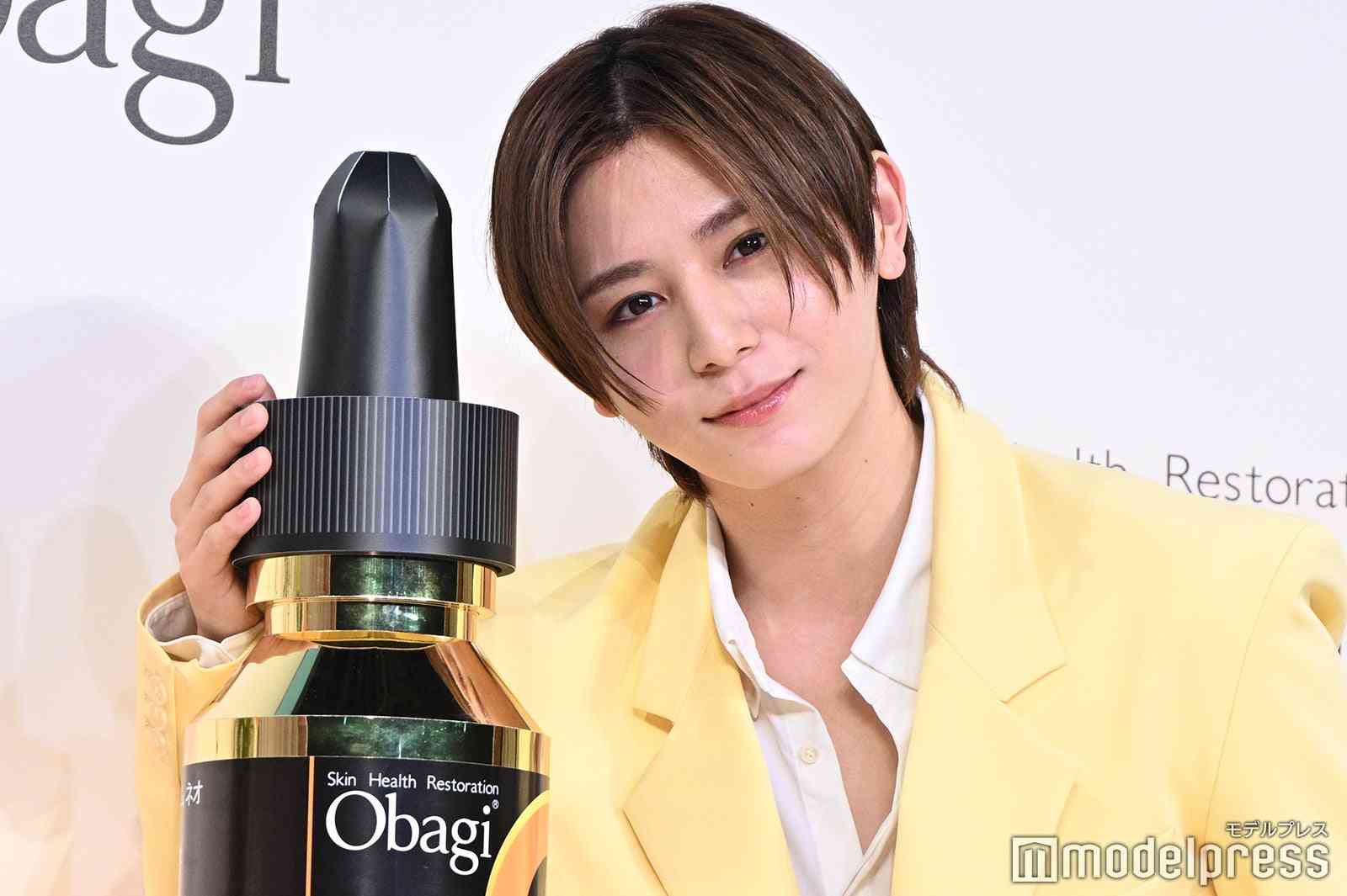 Hey! Say! JUMP山田涼介、肌年齢“24歳”に笑顔溢れる「オバジカラー」イエロースーツが新鮮