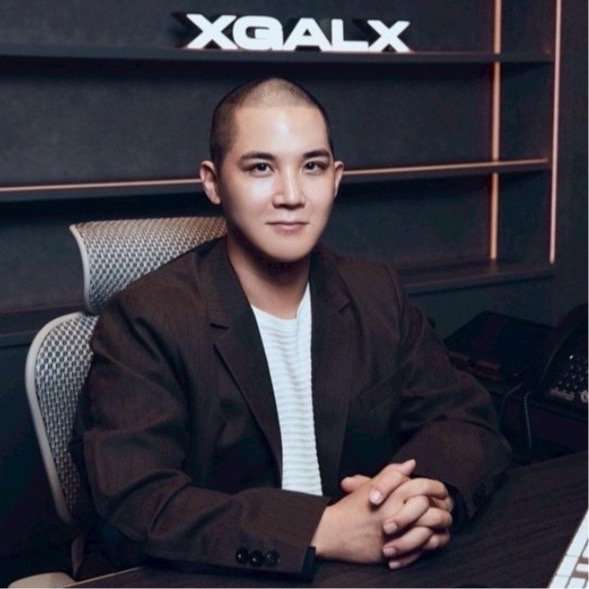 〈XG・プロデューサー逮捕〉「暴君でした」コカイン所持で逮捕されたSIMON(39)の横顔「クラブのトイレからなかなか出てこなくて…」1年以上内偵、ホテルが拠点か（集英社オンライン） - Yahoo!ニュース