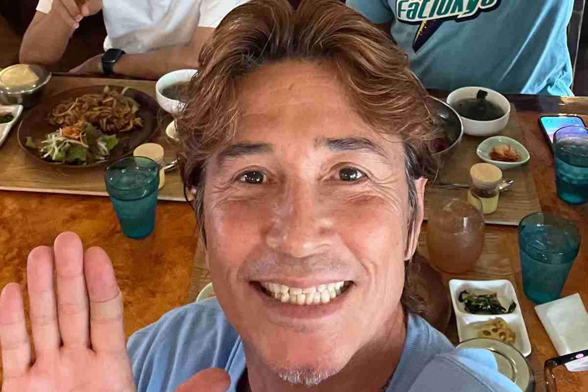 《羽賀研二容疑者（64）、夜の沖縄で目撃談》「ほかにもキャバ嬢に抱きつきキス」「モテた若い頃の振る舞いが抜けきれず暴走か」…不同意わいせつ疑いで逮捕｜NEWSポストセブン