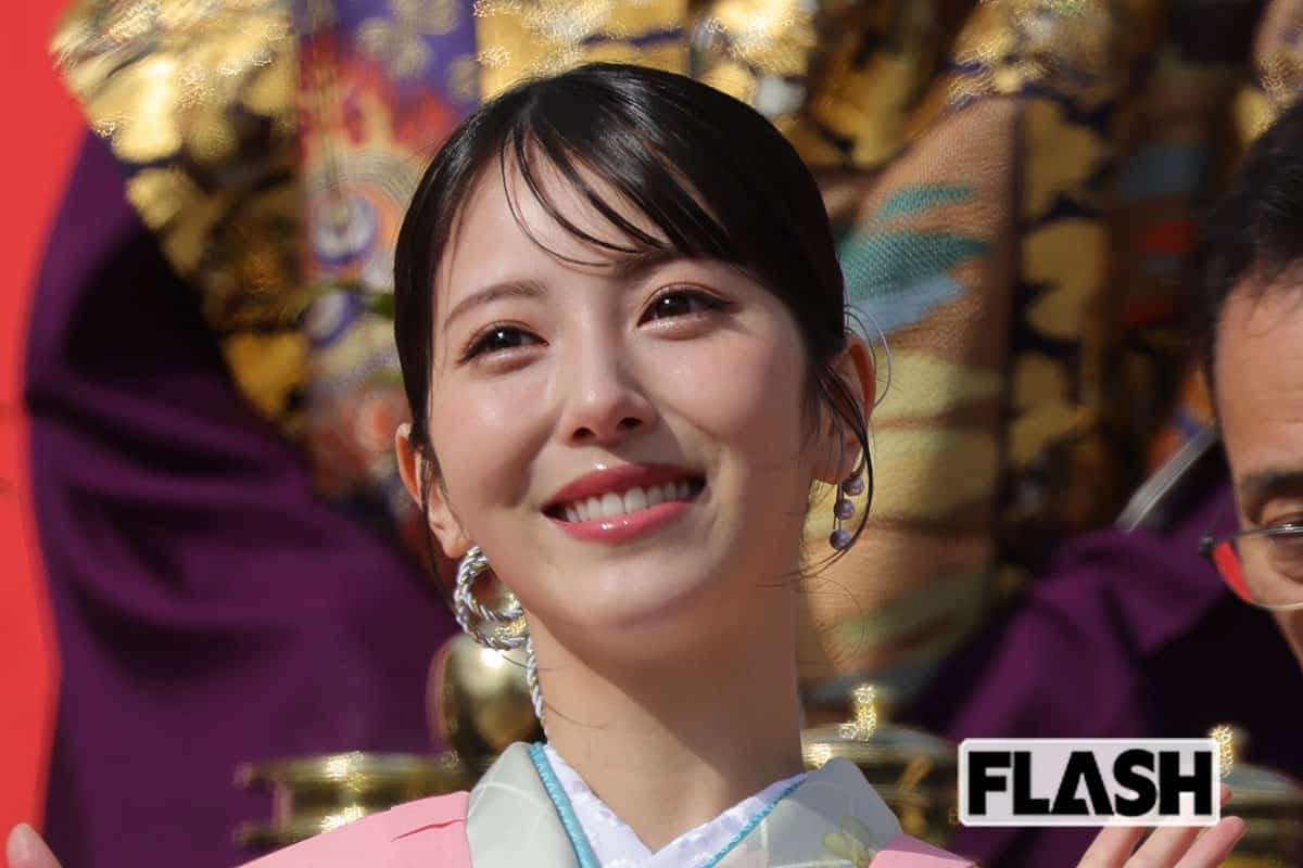 浜辺美波、笑顔の豆まき姿に「すさまじくかわいい」ファン歓喜…目黒蓮との映画タイアップ炎上の逆風も | Smart FLASH/スマフラ[光文社週刊誌]