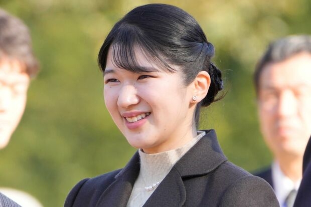 愛子さま、盆栽展で“仲良し女性皇族”との「コラボ公務」…天皇陛下と雅子さまは“えんじ色リンクコーデ”を披露（週刊女性PRIME） - Yahoo!ニュース