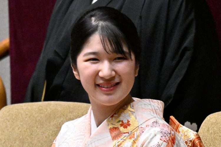 《皇室典範改正は実現するのか》自民党の公約「旧皇族の養子案」に数多の問題　愛子さまは“結婚せずに皇室に残る”という選択肢を取らざるを得ない状況　憲法違反との指摘も （NEWSポストセブン） - Yahoo!ニュース