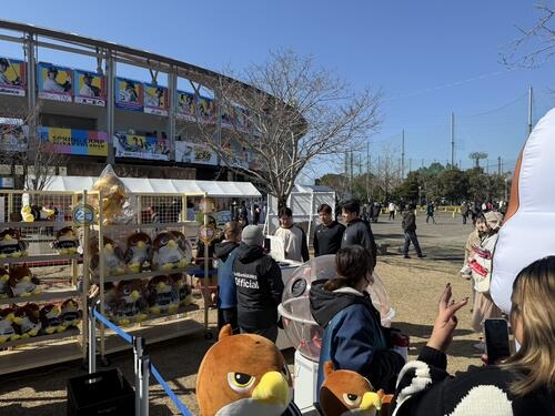 【ソフトバンク】大江竜聖らが休憩中に「タカのぬいぐるみくじ」に挑戦、伊藤優輔が見事２等 - プロ野球 : 日刊スポーツ