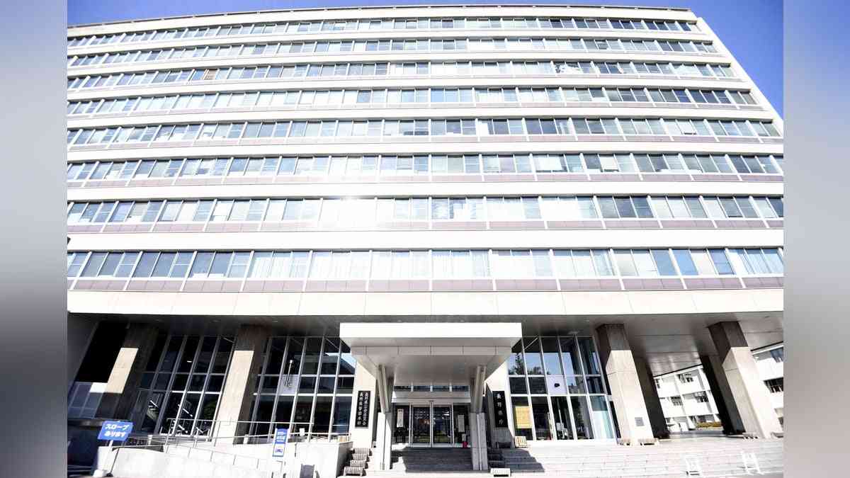 サンダルにスマホ縛り付けた課長、女性職員に近づいたのを目撃される…盗撮認め懲戒処分 : 読売新聞
