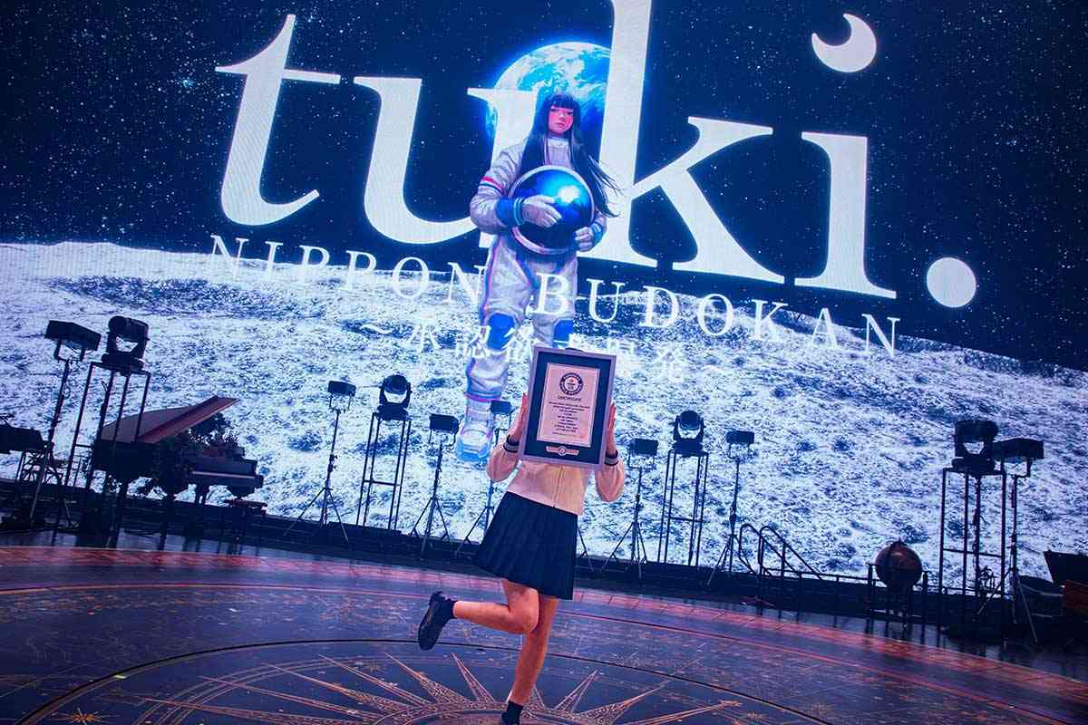 素顔・本名非公開のtuki.、初ライブでギネス世界記録　初の生声に武道館の観客は涙