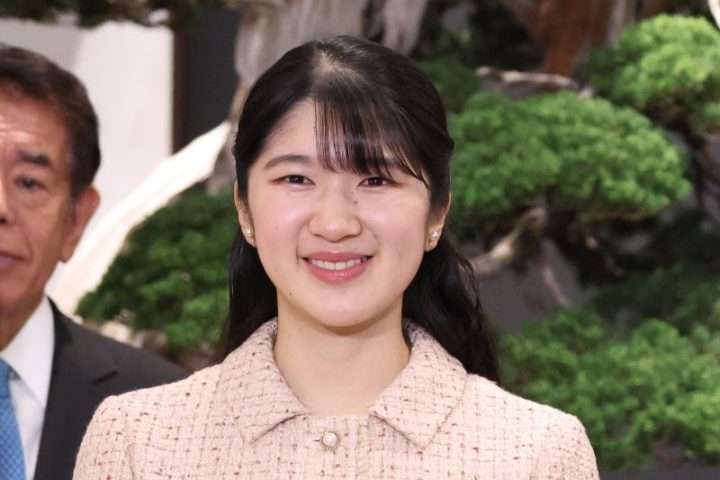 《“2色の紫”を使い分けられて》愛子さま「お召し物でイメージ大変化」TPOに合わせた色使いの妙（女性セブンプラス） - Yahoo!ニュース