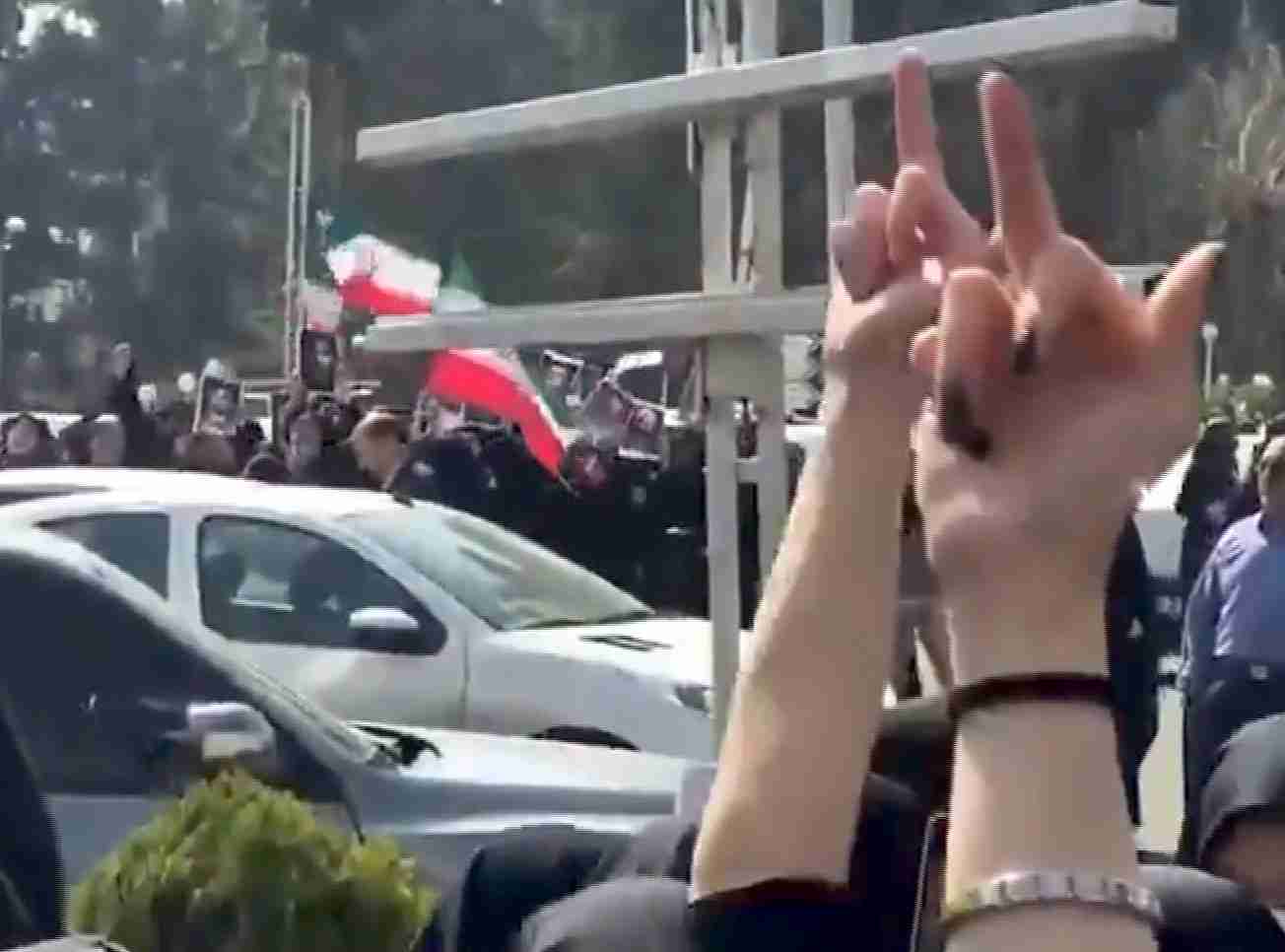 イランの学生デモ3日目に突入　弾圧で死亡した数千人を追悼（AP通信） - Yahoo!ニュース