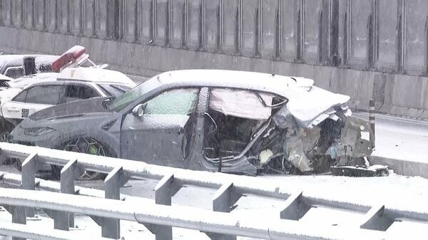 ランボルギーニ“ひき逃げ”容疑で中国籍の男逮捕…パトカーにスタッドレス未着用で突っ込み警察官2人重傷「病院に向かうため立ち去った」助手席でケガの女性も放置｜FNNプライムオンライン