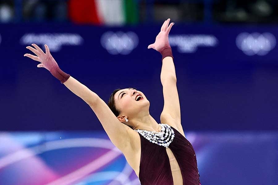 坂本花織が涙の銀メダル！中井亜美が銅で日本フィギュア界最年少メダル　日本女子五輪初の“W表彰台”　米国リウが金