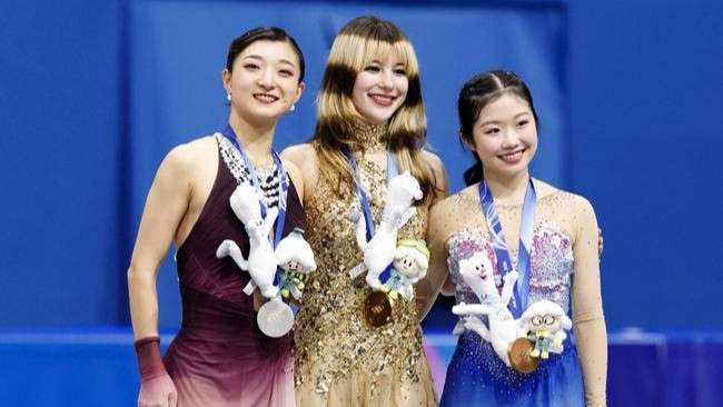 坂本花織が涙の銀メダル！中井亜美が銅で日本フィギュア界最年少メダル　日本女子五輪初の“W表彰台”　米国リウが金