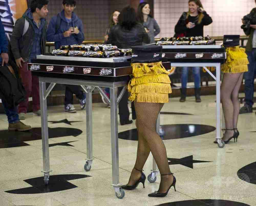 「脚だけ」のモデルがお出迎え、チリ地下鉄でマジックショー　写真8枚