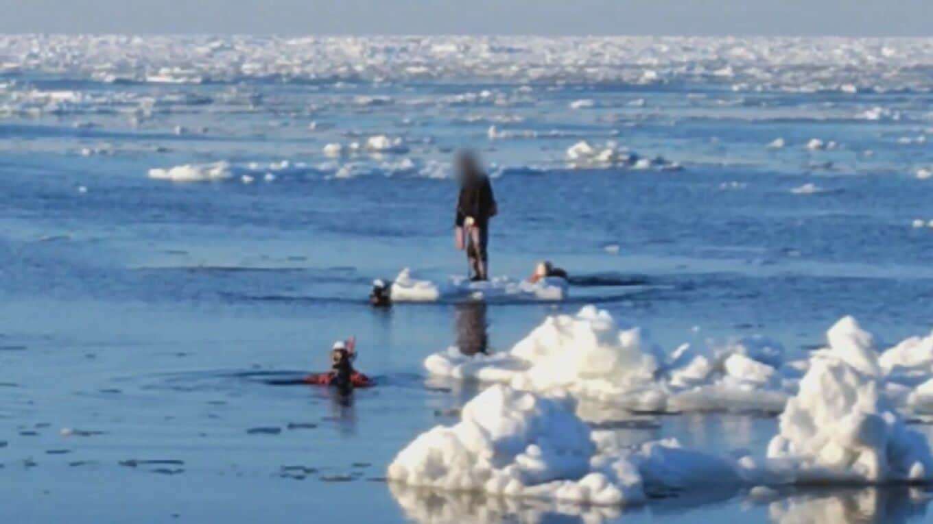 オホーツク海で流氷に乗った20代くらいの男性2人が沖に流される　通報から1時間後に無事救助、病院搬送へ　北海道小清水町の海岸