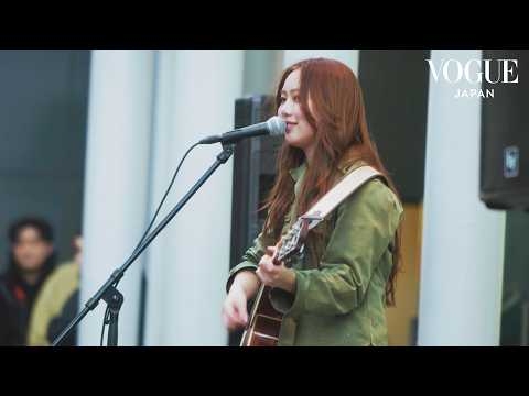 シンガーソングライター・ふみののサプライズ路上ライブに密着！ | 24 Hours With | VOGUE JAPAN
