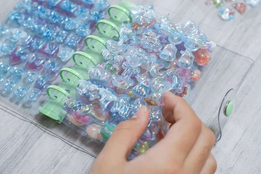 「人間関係疲れた」10歳娘が号泣した理由を聞くと…母親絶句　シール交換・たまごっちで友達から