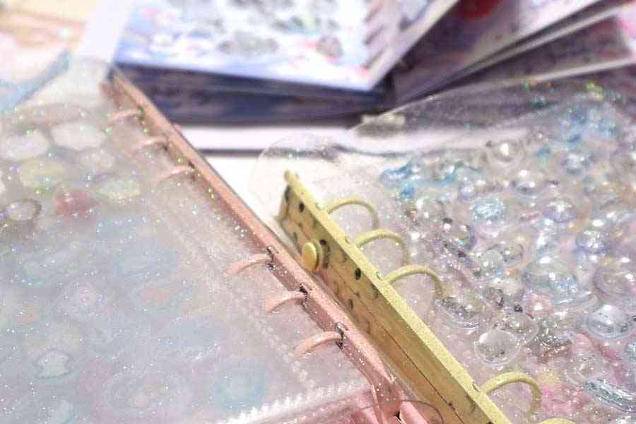 「人間の醜さを感じた」シール求めトラック“詰め寄り”、販売用のラックをなぎ倒して床に散らばったシールをかき集める…止まらないブームに店員が悲鳴