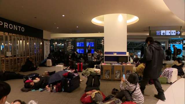 「全部止まってる…」7000人が新千歳空港に取り残され一夜明かす　大雪で鉄道やバス運休　JRは26日午後1時頃まで運休見込み（FNNプライムオンライン）｜ｄメニューニュース（NTTドコモ）