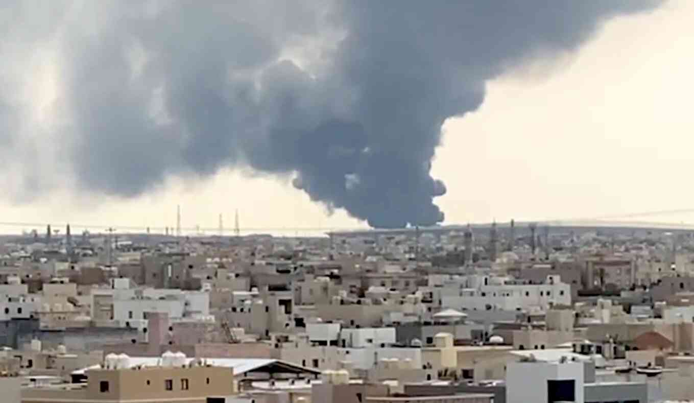 クウェート空港から巨大な黒煙　イランのドローン攻撃を受け（AP通信） - Yahoo!ニュース