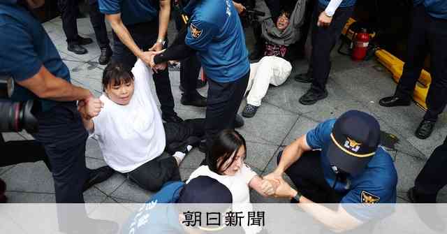「処理水放出反対」学生ら16人逮捕　韓国の日本大使館に侵入試みる：朝日新聞