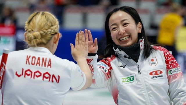【カーリング】日本代表ロコ・ソラーレが予選リーグ突破決定！中国に競り勝ち4連勝　ハプニングも笑顔で乗り越え通算8勝2敗の2位タイ〈世界選手権〉（日テレNEWS NNN） - Yahoo!ニュース