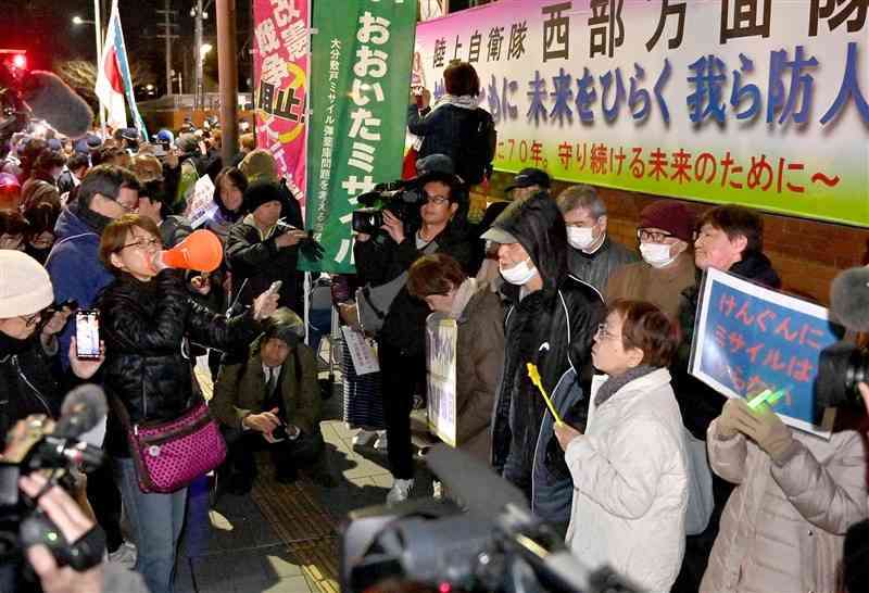長射程ミサイル発射機「説明なく配備　許せない」　市民ら抗議集会　熊本市・健軍駐屯地（熊本日日新聞） - Yahoo!ニュース
