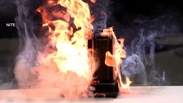 リチウムイオン電池充電中に煙が出て炎上がる…リユース品の事故が5年間で310件　約9割が火災事故｜FNNプライムオンライン