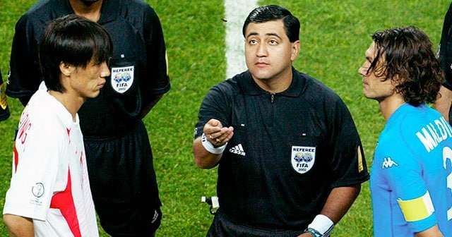 〈W杯史に残る誤審劇〉韓国vsイタリアから20年…「レフェリー人生最高の試合の1つ」忌み嫌われた審判モレノが認めない“2つのミス” - セリエA - Number Web - ナンバー