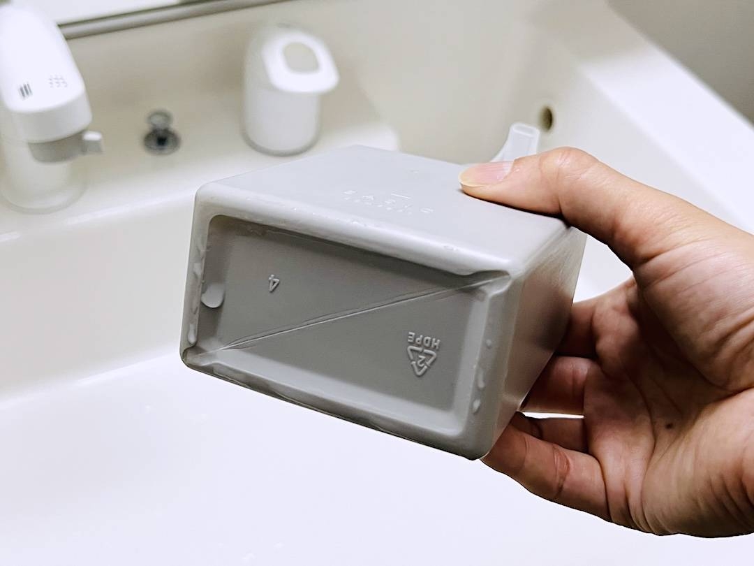 容器の底がヌメヌメ。ダイソーグッズで対処したら「手入れが楽になった」「家事の負担が減った」
