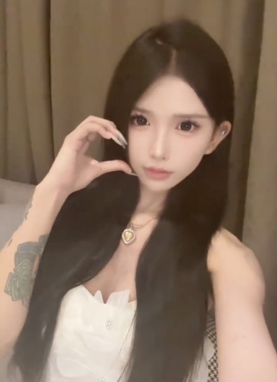 《発見から約3か月》変わり果てた姿でカンボジアの路上に…中国人美女インフルエンサー(20)、衰弱状態から復活した“現在”の姿【「クスリ漬けでは」と心配の声】