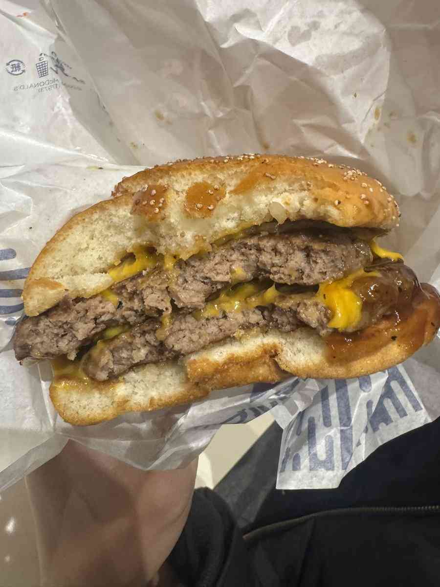 マクドナルドでダブル肉厚ビーフを注文したら中身がミディアムレアでネッチョリしてた→「怖すぎる…私なら潜伏期間中怖くて何もできなくなるレベル」