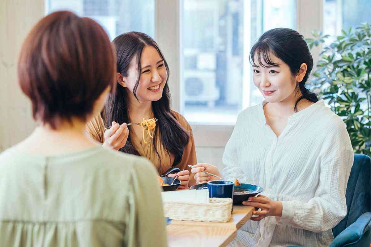 「ファミレスは抵抗ある」「ホテルでお茶」ママ友との“ランチ代の予算感”が難しすぎ！安さ重視か？質か？ネットで物議 | オトナンサー