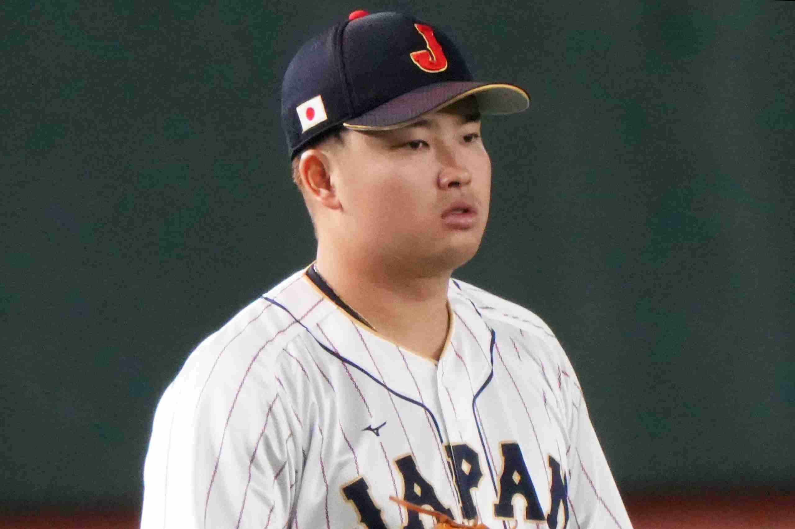村上宗隆、天皇皇后両陛下退場時の“ガム噛み＆腕組み”に批判の声　「誰か教えてあげて」「これはダメ」 – Sirabee