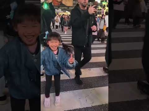 渋谷スクランブル交差点に現れた新種【ぶつかりおばさん】