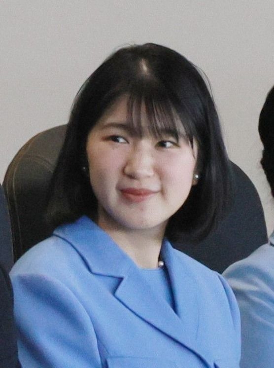 《ブルーの“リンクコーデ”でWBC観戦》野球好き・愛子さま、栗山前監督を驚かせた“踏み込んだ質問”とは？「たしかに違いますね」とボールを手に取り…（文春オンライン） - Yahoo!ニュース