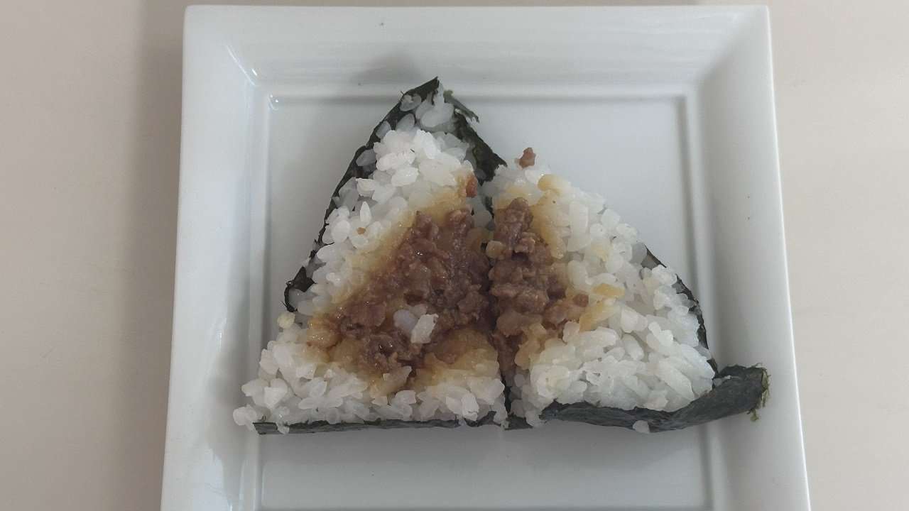 セブン-イレブンの“おにぎり100円セール”で「具がほとんどない」Xで話題　真相は? 人気おにぎり4種を割って中身を検証してみた