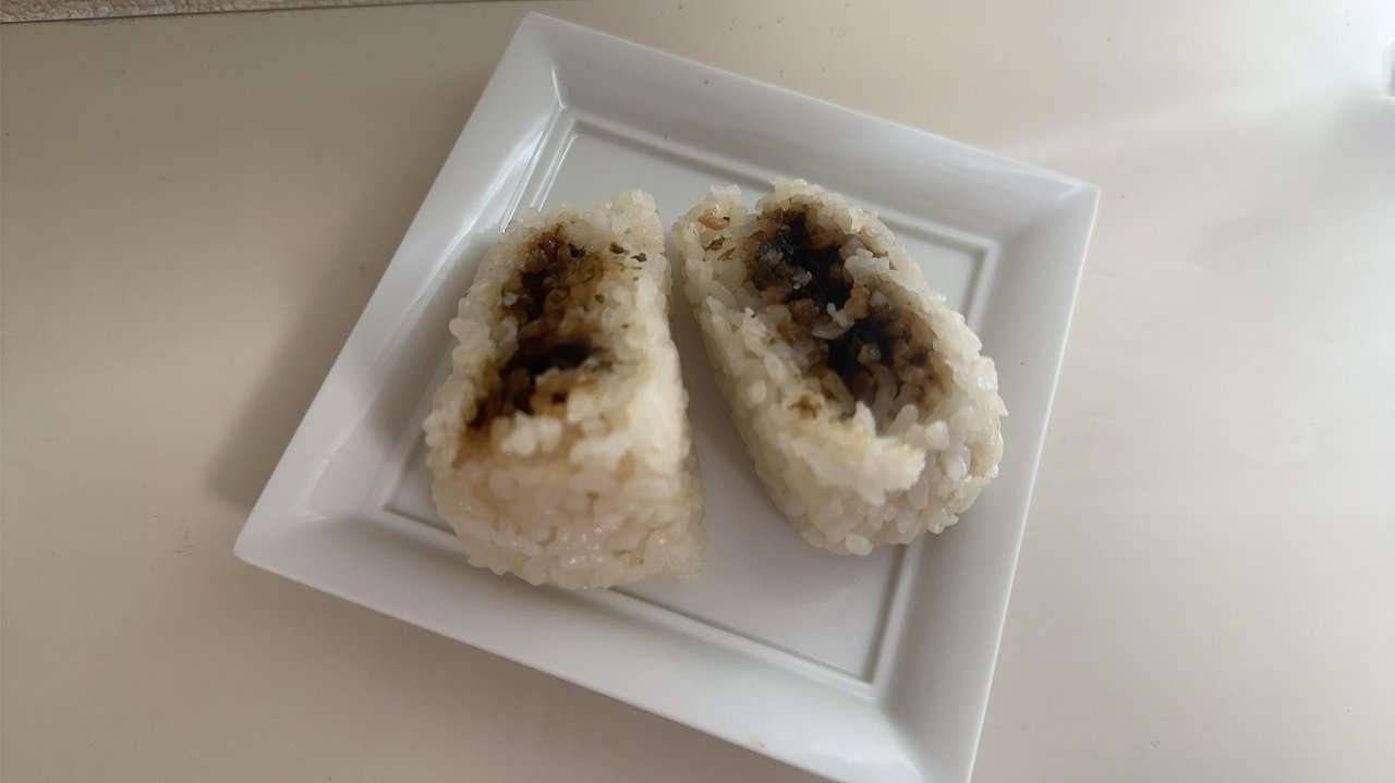 セブン-イレブンの“おにぎり100円セール”で「具がほとんどない」Xで話題　真相は? 人気おにぎり4種を割って中身を検証してみた