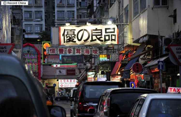 日本から新入荷の粉ミルク求め、店前で明け方から100人以上が行列―香港